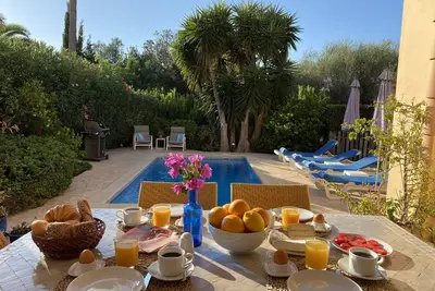 Image de Maison de vacances avec piscine, jardin, vue sur la mer, la plage, une connexion Wi-Fi, terrasses, barbecue à gaz