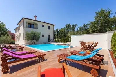 Image de Appartement meublé haut avec piscine, près de Porec