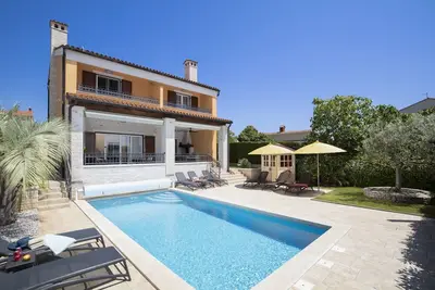 Image de Villa de luxe avec piscine chauffée en bord de mer dans un quartier calme