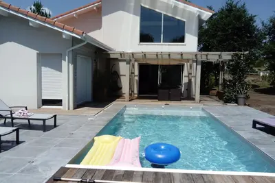 belle maison contemporaine sur terrain arboré avec piscine et pool house