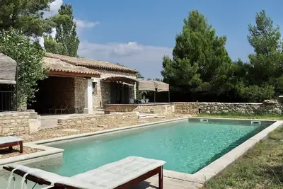 Image de Charmant gite en pierres climatisé-Gordes-. Piscine partagée 2 gites 10x5 m