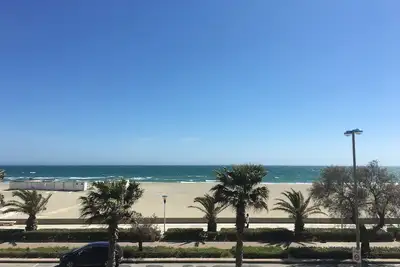 Image de Berlinette T2 F2 traversant 3 faces en Front de Mer de Canet Sud. Parking.
