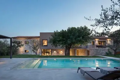 Designer Villa Melon ***** avec piscine et sauna