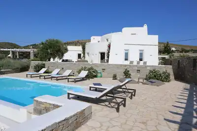 villa exquise avec piscine dans un endroit isolé avec la ville et la plage à proximité, service