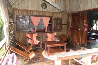 Image de Maison traditionnelle en bois de palissandre sur l'ile aux nattes