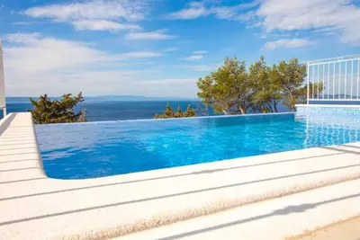 Villa Vanela avec piscine à débordement et vue fantastique sur la mer