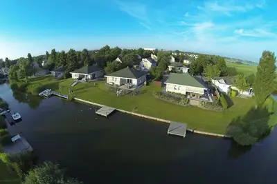 Image de Luxueusement équipé Fh \/ près de la plage avec rampe de mise à l'eau, Internet, sauna