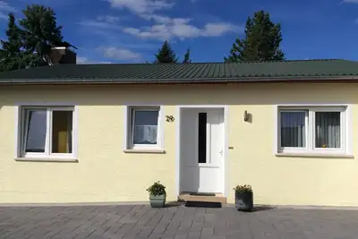 Image de Petite maison de campagne avec terrasse et jardin en bordure de forĂŞt