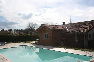 Image de maison avec piscine à 10 km de la plage