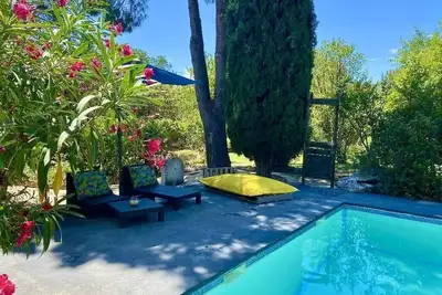 Image de Duplex et chambres d'hôtes dans superbe domaine provençal, jardin, piscine.