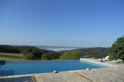 Image de Agréable maison, calme, avec grande piscine à partager, bel environnement