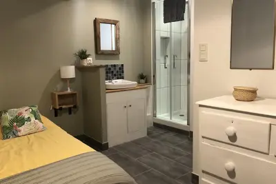 Image de appartement de plein pied près du havre - au coeur de Portbail- rénové