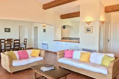 Image de Au coeur de Gigaro, maison avec vue mer.
