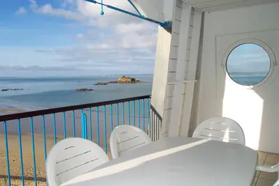 Image de Exceptional location for this beachfront apartment
