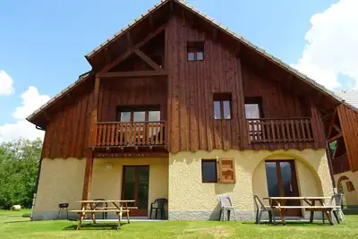 Image de Appartement de 77m2, 7\/9 personnes dans un chalet, 3 chambres, piscine, jacuzzi