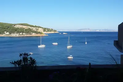 Image de studio avec vue imprenable sur mer et baie de marseille