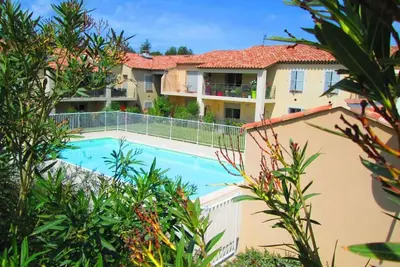 Image de Bastide avec piscine dans résidence privé au pieds des alpilles