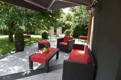 Image de Le Cerisier: superbe propriété tout confort avec chambres climatisées et jardin.