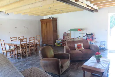 Image de Une maison champêtre avec les oiseaux. Idéale pour familles et couples nature.