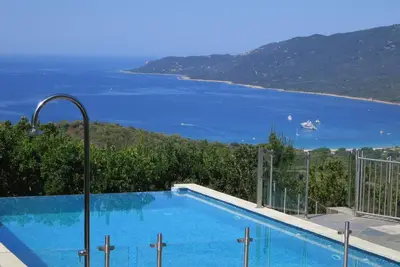 Rez-de-villa 4 to 6 people with shared pool access sea view South Corsica