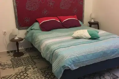 Image de Chambre et terrasse, avec vue sur le jardin. Elle peut se jumeler avec le gîte.