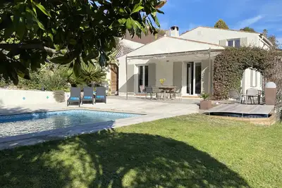 Image de Dans un domaine privé et résidentiel, villa au calme avec piscine privée