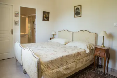 Image de Chambre jaune : décor Louis Xv sur jardin plein sud