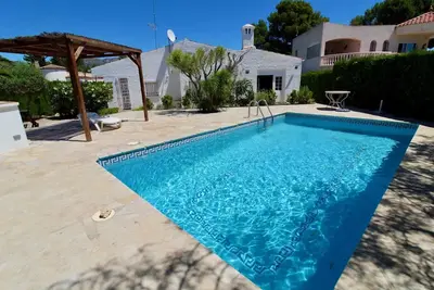 Image de Maison individuelle de plain-pied avec jardin et piscine privée Wifi