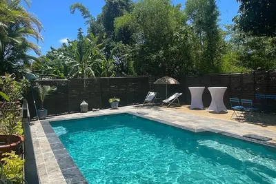 Image de Villa spacieuse avec piscine et vue mer