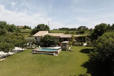 Image de villa \"meuble tourisme 4* \"avec piscine a debordement dans le parc du luberon
