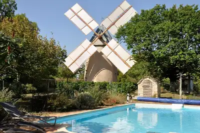 Image de Propriété 2 tours en pierre vaste jardin clos ombragé avec grande piscine