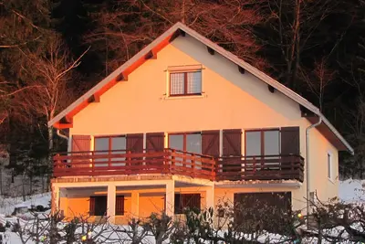 Image de Maison 4 à 8 personnes sur une colline surplombant un lac, altitude 950 mètres