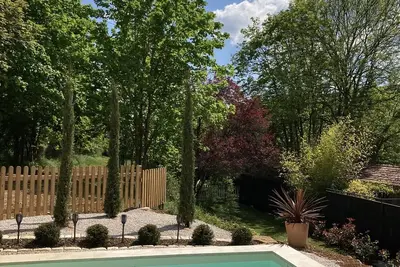Image de Gite isolé avec piscine privée pour deux personnes amoureux de la nature.