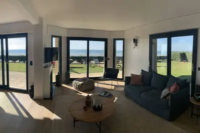 Image de Appartement Front de Mer avec Piscine