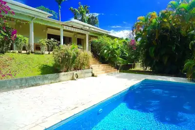 Image de Guadeloupe - Belle villa individuelle de 300m2 au calme avec grande piscine