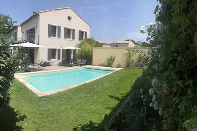 Image de Maison contemporaine dans le village d'Eygalières, climatisée, piscine privée