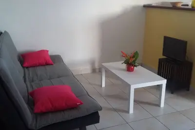 Image de Appartement meublé, climatisé à 2 km de superbes plages, marina, golf, centre-ville