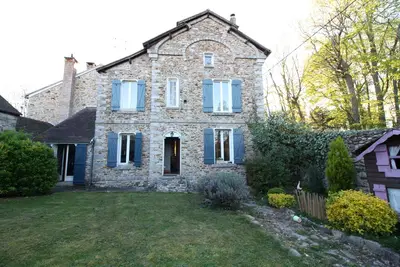 Image de Maison en Pierre avec beaucoup de charme idéale  pour famille.