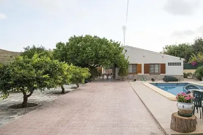 Image de Belle Villa rénovée avec piscine privée sur un terrain de 1000 m², très calme.