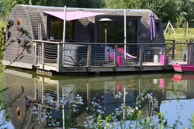 Image de Cabane flottante Les Preuses avec spa privé