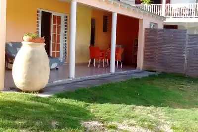 Image de Bas De Villa  F2 meublé, avec salle de séjour, chambre climatisée, cuisine amén