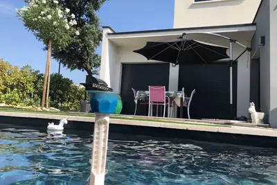 Image de Maison bien équipée, piscine au sel, lac à 200m, proche mer et tramway