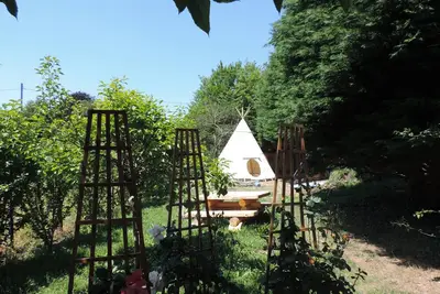 Image de Dans un cadre verdoyant, le Tipi Cocoon et sa Cabane aux Fees vous attends