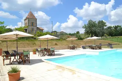 Image de Hameau de vancance avec piscine et Ranch.