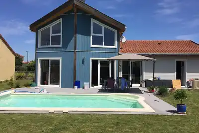 Image de Maison en bois avec piscine