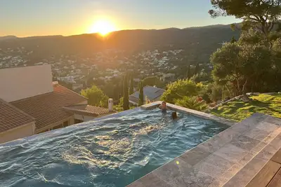 Image de Maison avec vue et piscine à débordement (proche mer)