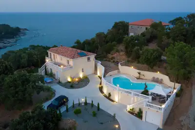 Image de Villa Pieds Dans L'Eau Avec Vue Imprenable Sur Mer Et Montagne, Piscine, Gr20