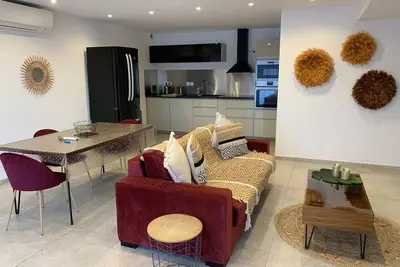 Image de Appartement neuf, 4 personnes, rez de villa, centre ville.