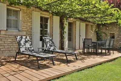 Très beau gîte avec piscine au cœur du Luberon, dans le village de Bonnieux