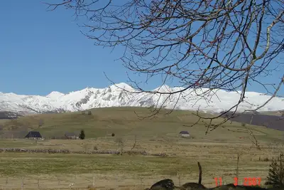 Image de gîte isolé au coeur du massif du Sancy vue sur les montagnes